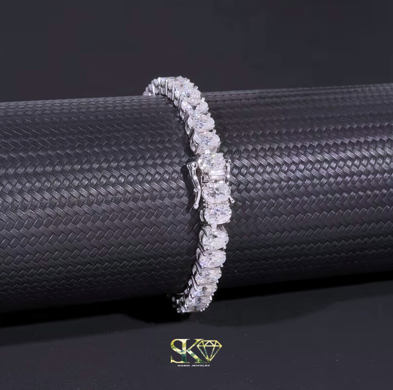 Classic Tennis Bracelet in S925 Silver with VVS Moissanite 8mm